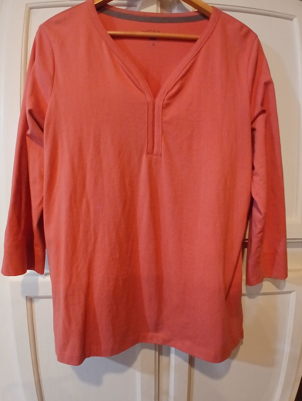 NWOT - Riders By Lee Women's 3/4 Sleeve Coral Color V-neck Top Size M